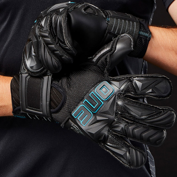 ONE SLYR Boss Junior Goalkeeper Gloves Black