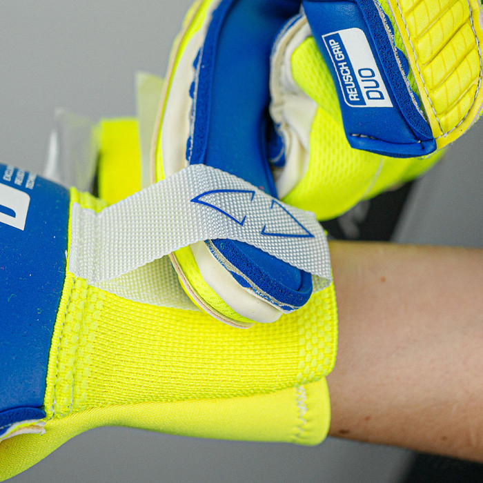 Reusch Attrakt Duo Goalkeeper Gloves safety yellow/deep b