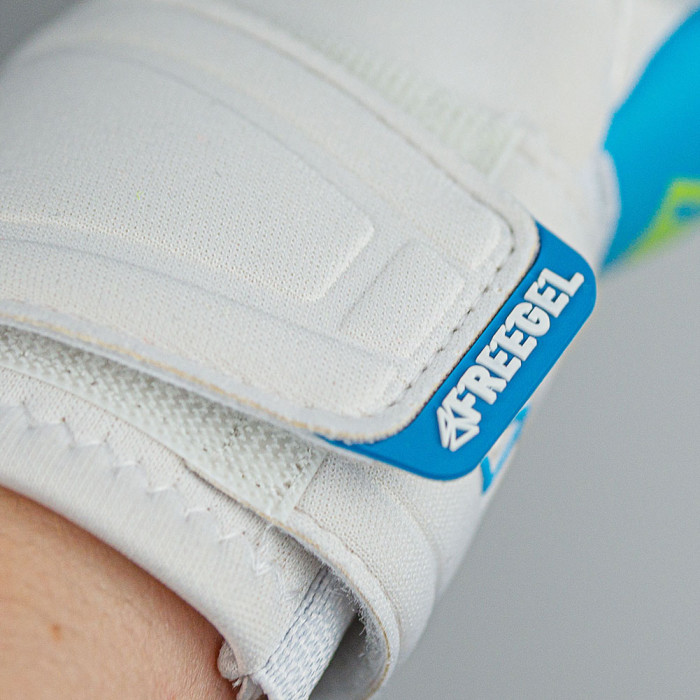 Reusch Attrakt Freegel Aqua Windproof Goalkeeper Gloves white/aqua blu