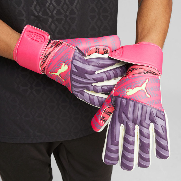  04191301 Puma FUTURE Match GKC NC Goalkeeper Gloves purple 