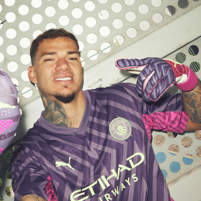 PUMA FUTURE Pro GKC Hybrid EDERSON Goalkeeper Gloves Purple Charcoal