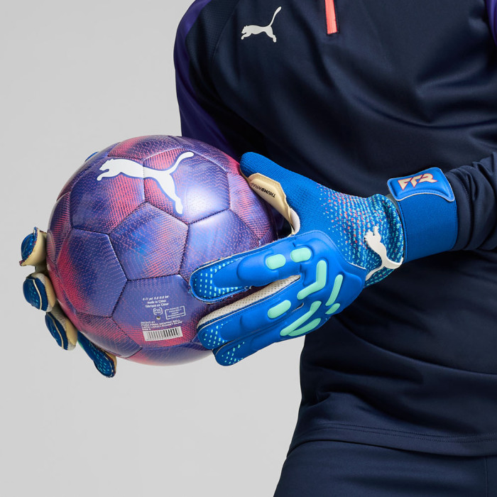 04192404 Puma FUTURE Pro Hybrid EDERSON Formula Pack Goalkeeper Gloves