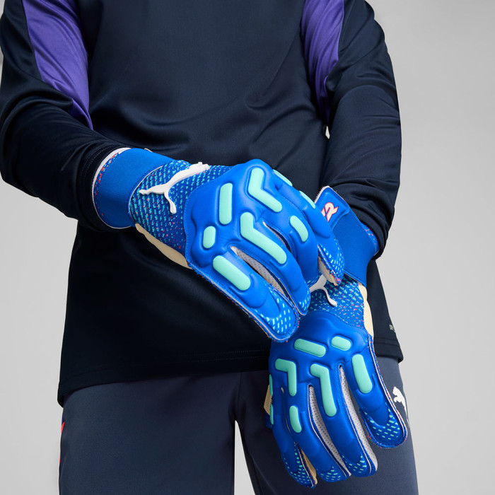 04192404 Puma FUTURE Pro Hybrid EDERSON Formula Pack Goalkeeper Gloves