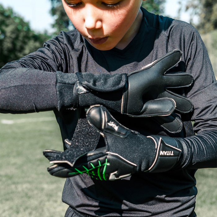 T1TAN Fluo Beast 3.0 Junior Goalkeeper Gloves Black / Green TITAN