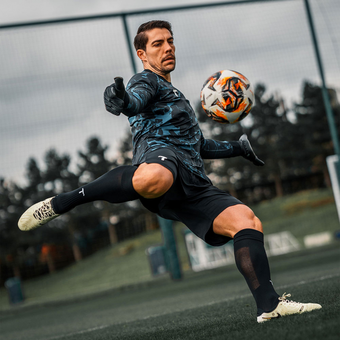 202401 T1TAN Rebel 2.0 Black Out Goalkeeper Gloves Black/Gold