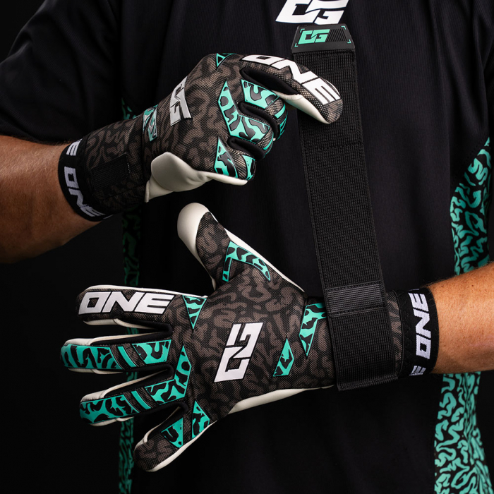  ONE OG1 Mentality Monster Hyla SL Goalkeeper Gloves BLACK/GREEN