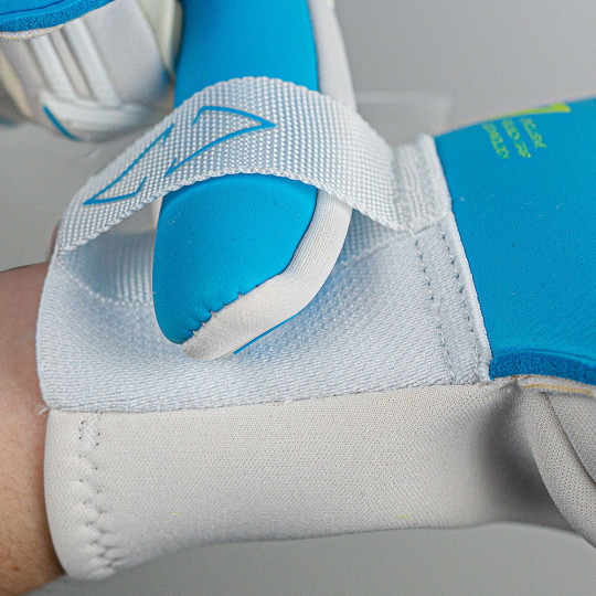 Reusch Attrakt Freegel Aqua Windproof Goalkeeper Gloves white/aqua blu